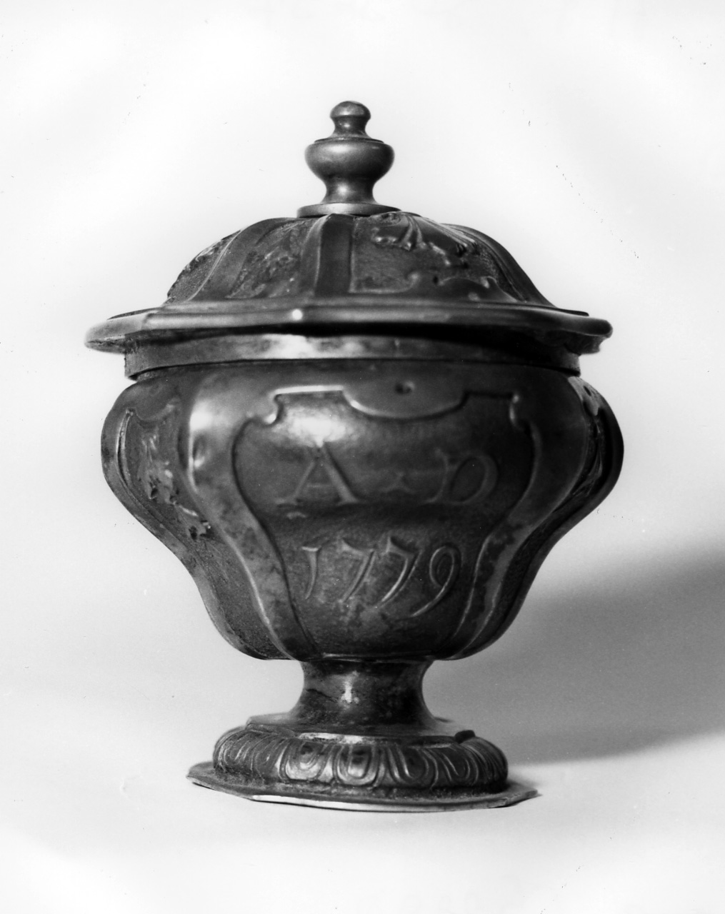 vasetto per oli santi di Pellegrini Antonio Maria (sec. XVIII)