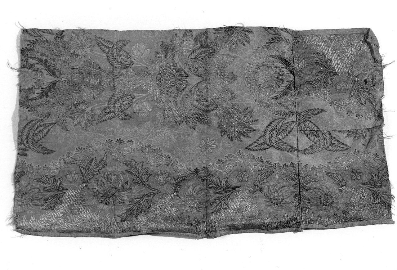 parato da chiesa, frammento - manifattura francese (secondo quarto sec. XVIII)