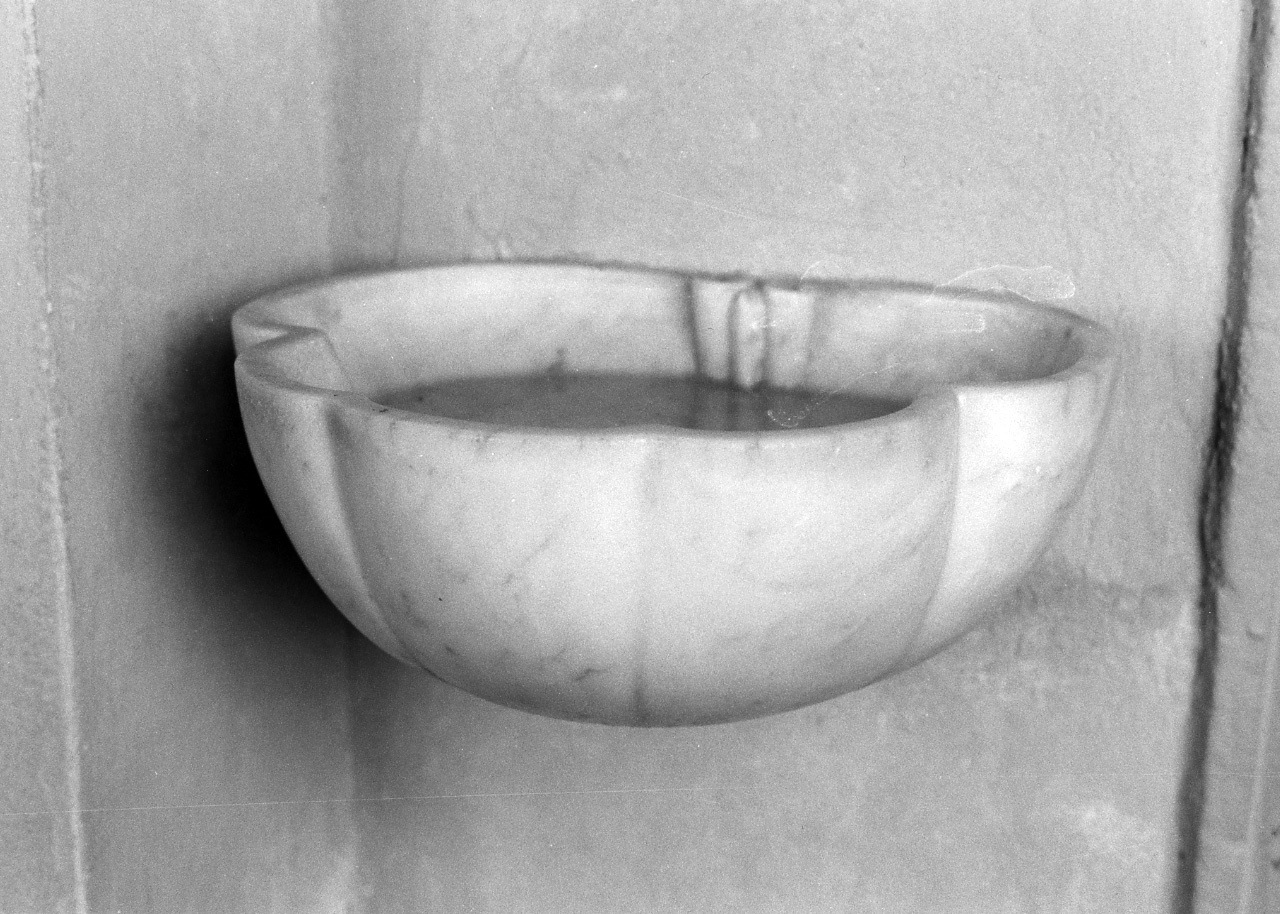 acquasantiera - a conchiglia, opera isolata - bottega toscana (sec. XVIII)