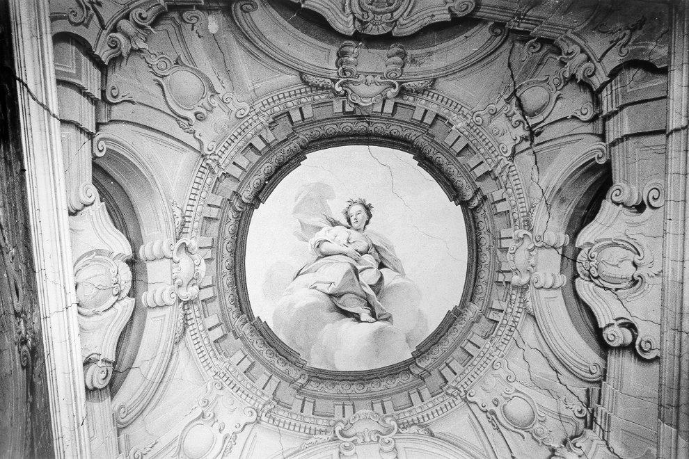 Dea che stringe tra le mani un uccellino (dipinto, complesso decorativo) di Galeotti Giuseppe (sec. XVIII)