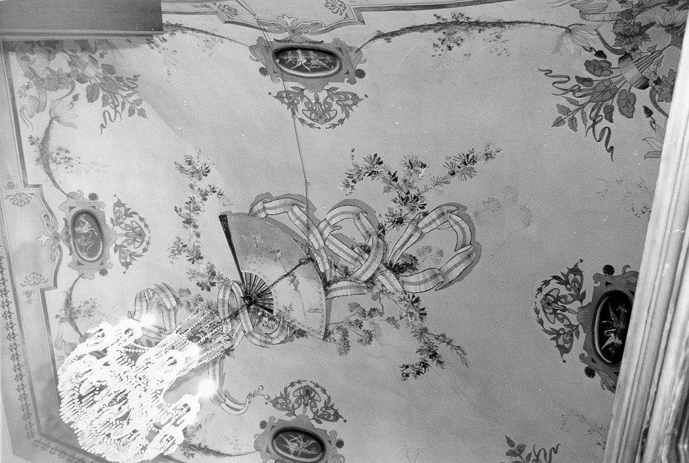 motivi decorativi (dipinto, complesso decorativo) di Lari (inizio sec. XX)