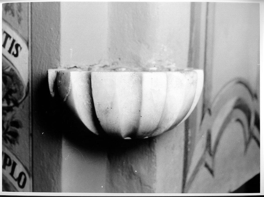 acquasantiera da parete, opera isolata - ambito lunigianese (seconda metà sec. XVII)