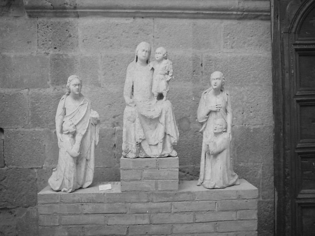 Madonna col Bambino, angeli e devoti (gruppo scultoreo) di Giovanni di Agostino (attribuito) (prima metà sec. XIV)