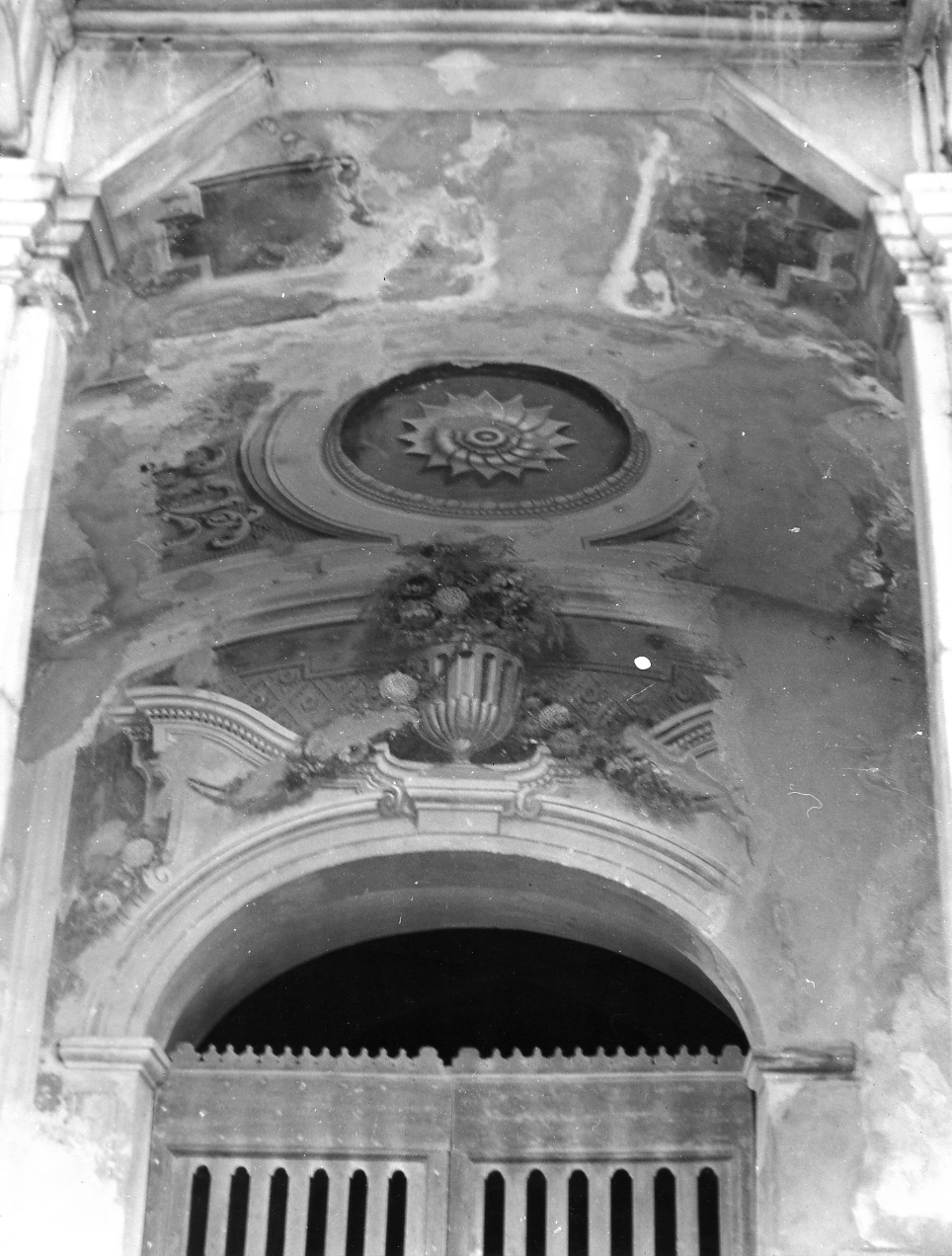 motivo decorativo floreale e elementi architettonici (sovrapporta) di Rolli Pietro (prima metà sec. XVIII)