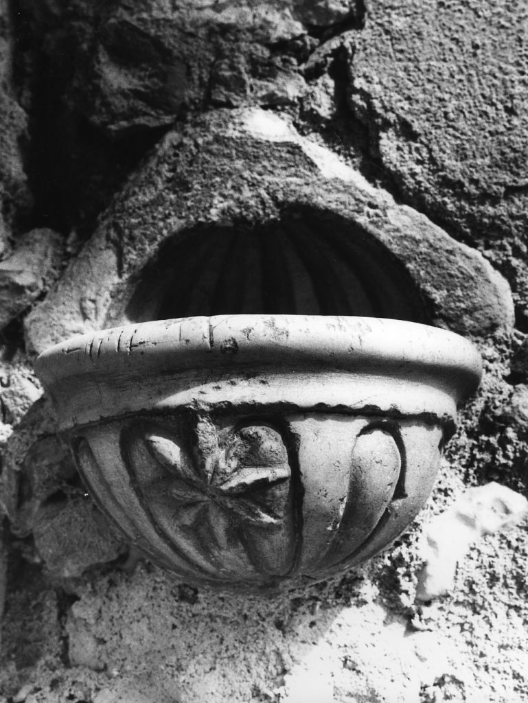 acquasantiera da parete - bottega toscana (inizio sec. XVI)