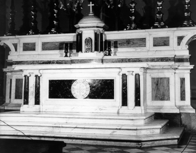 altare maggiore - bottega apuana (fine/inizio secc. XIX/ XX)
