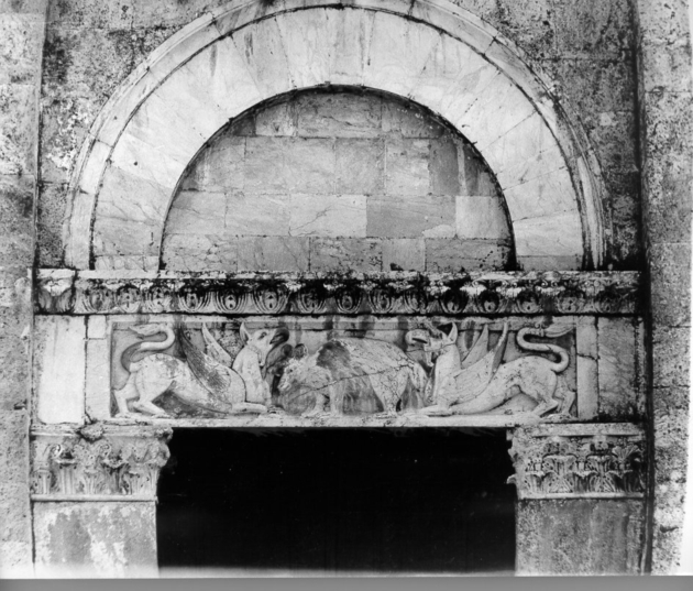 mostri mitologici (architrave) di Biduino (ultimo quarto sec. XII)