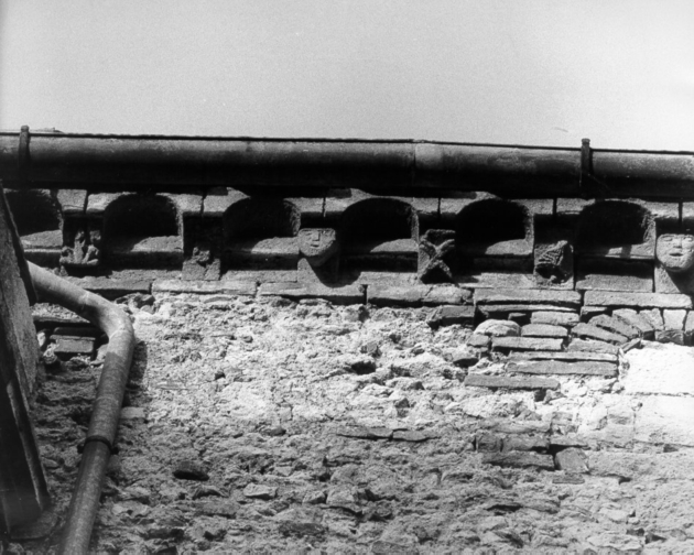 archetto pensile, serie - ambito italiano (secc. XII/ XIII)