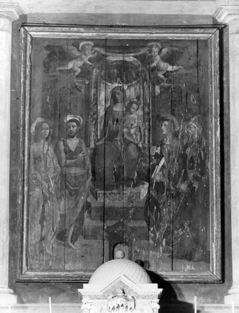 Madonna con Bambino e i Santi Giovanni Battista, Lucia, Sebastiano e Martino (dipinto) di Tamagni Vincenzo (sec. XVI)