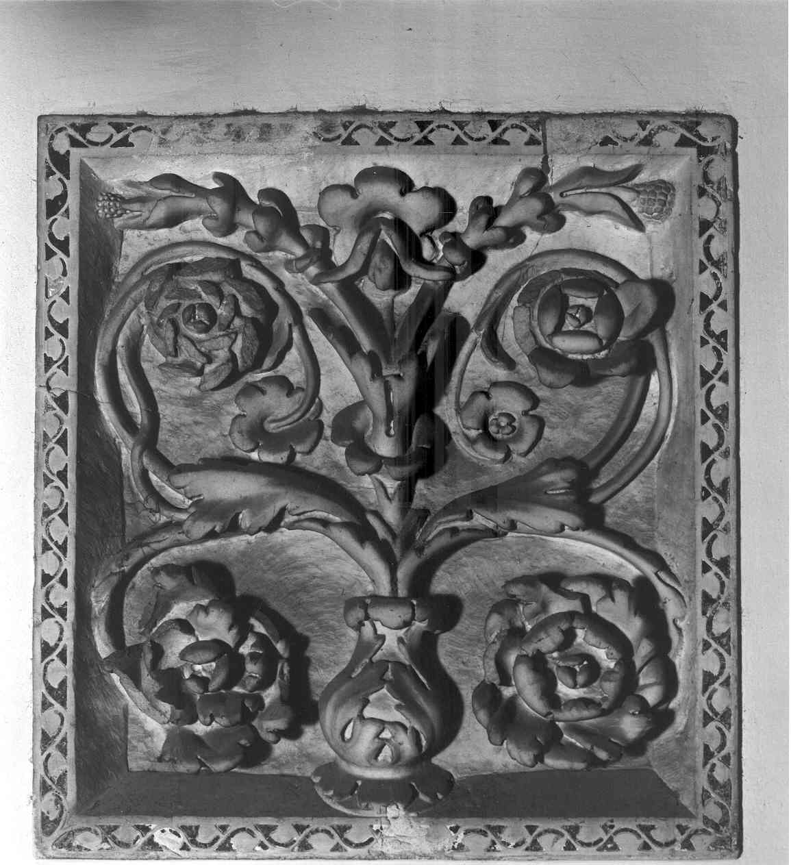 Decorazioni floreali (formella) - bottega pisana (ultimo quarto sec. XII)