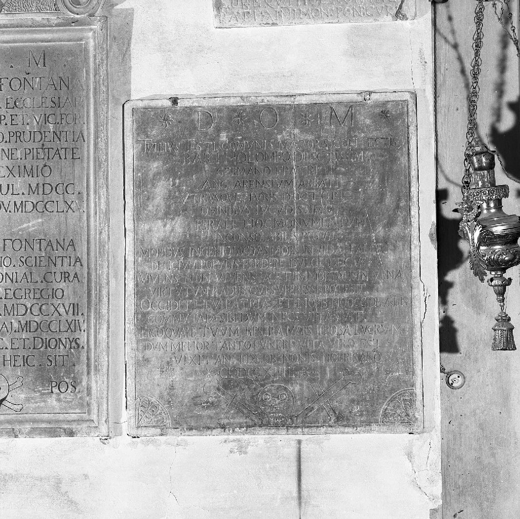 lapide tombale, opera isolata - bottega toscana (primo quarto sec. XVIII)