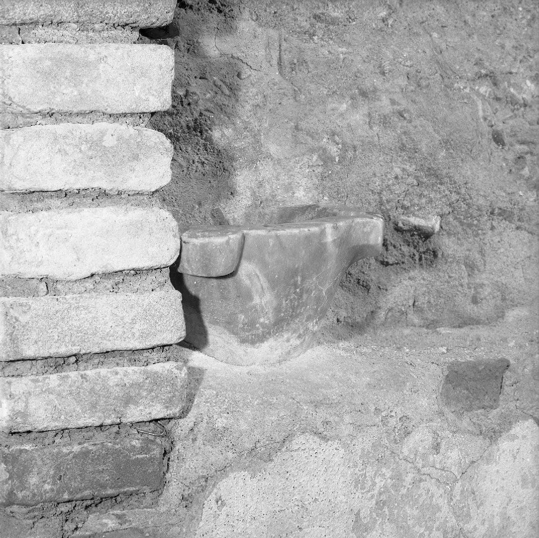 acquasantiera, opera isolata - bottega toscana (fine/inizio secc. XII/ XIII)