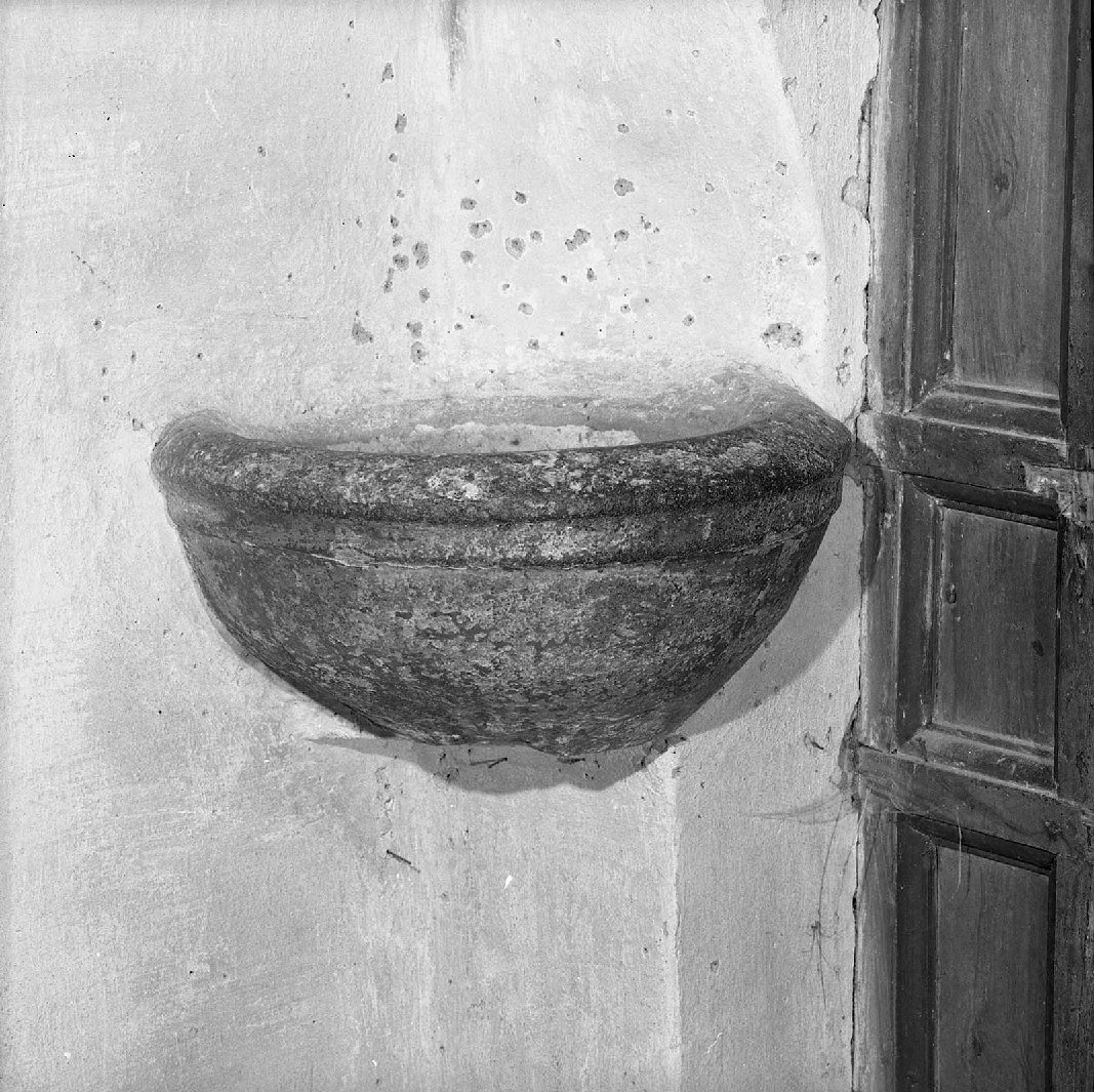 acquasantiera, opera isolata - bottega toscana (fine/inizio secc. XV/ XVI)