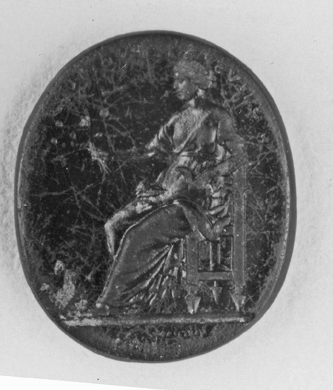 figura femminile seduta (gemma, opera isolata) - bottega greco-romana (seconda metà sec. I)