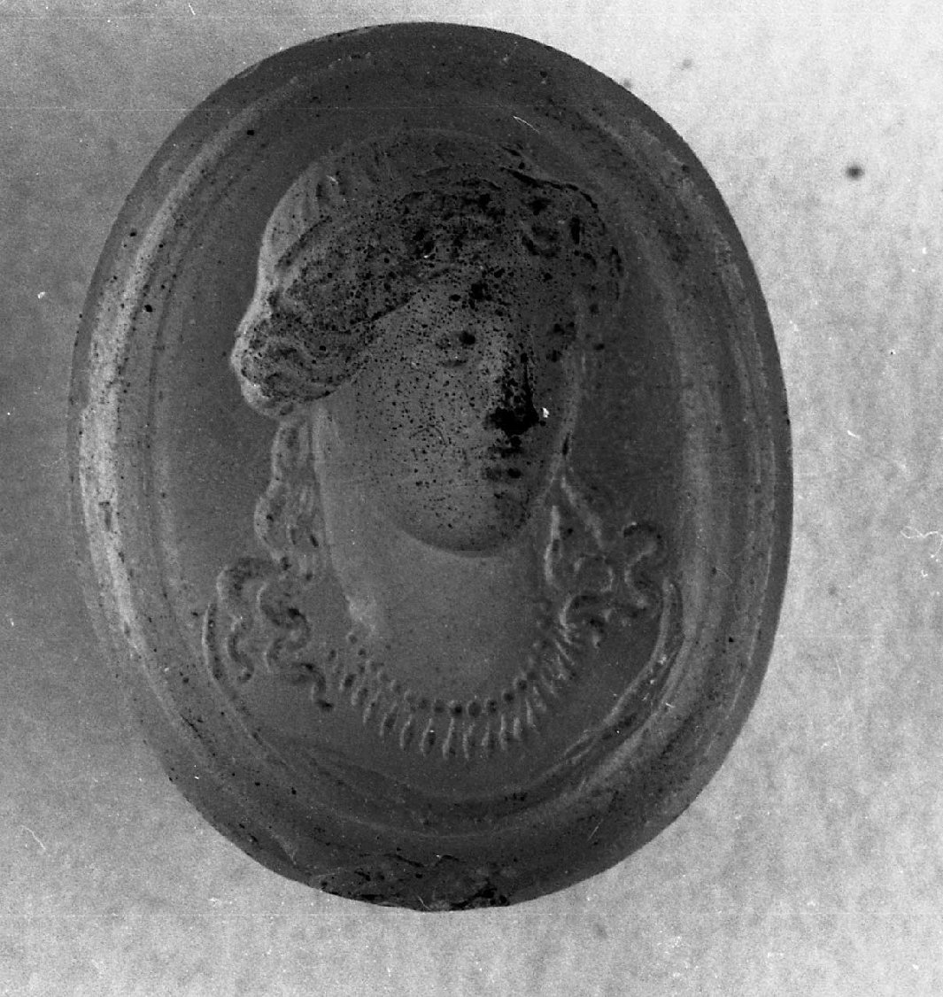 busto femminile (gemma, opera isolata) - bottega italiana (sec. XVIII)