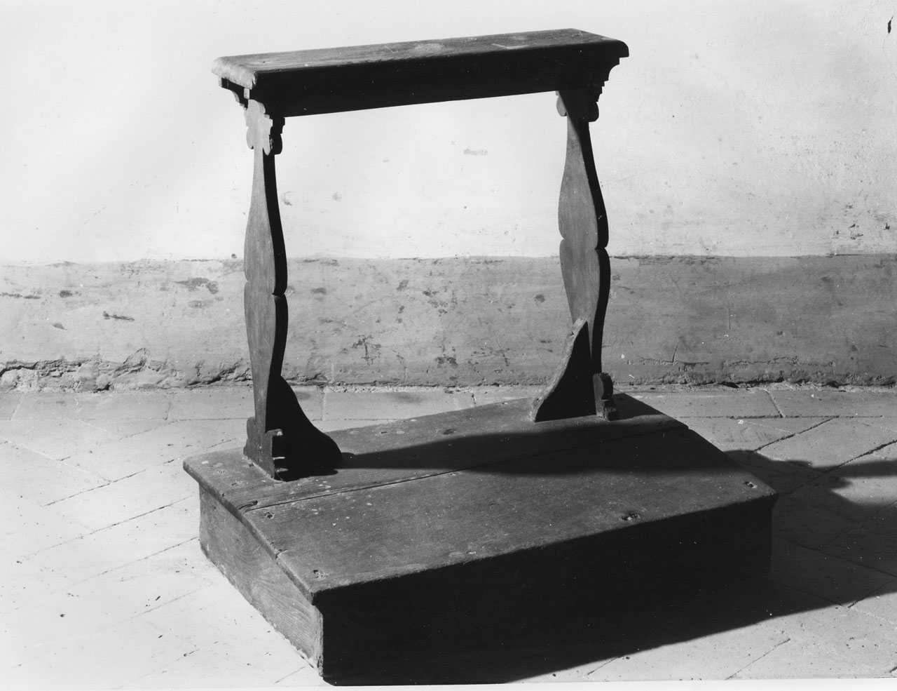 inginocchiatoio - a montanti sagomati, opera isolata - bottega toscana (sec. XVIII)
