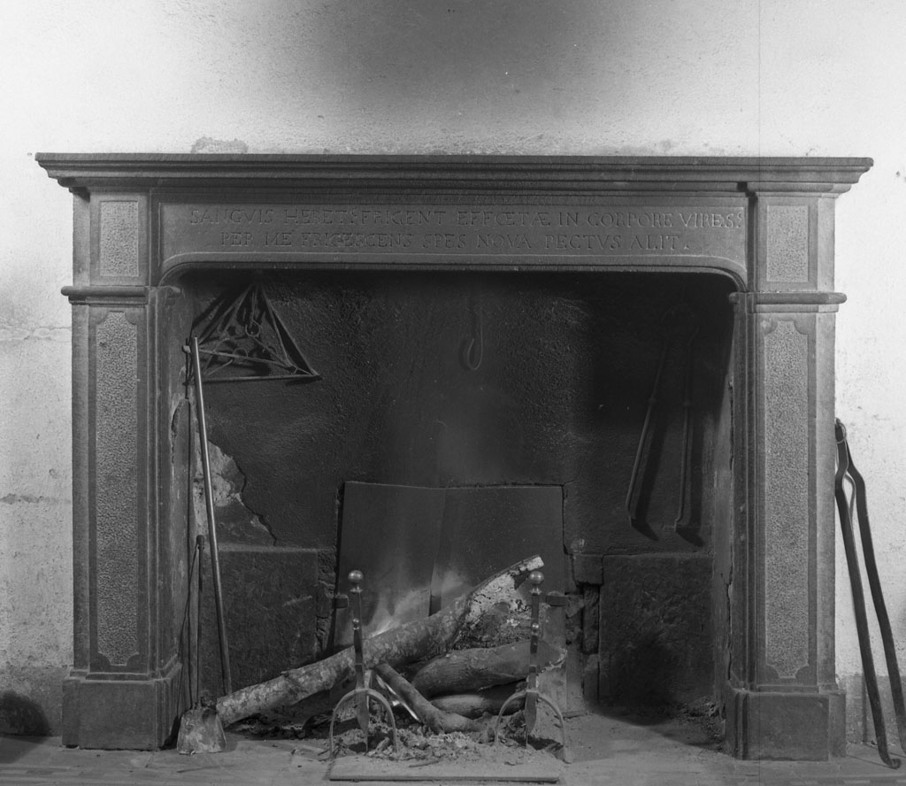 mostra di camino, opera isolata - bottega italiana (sec. XVIII)