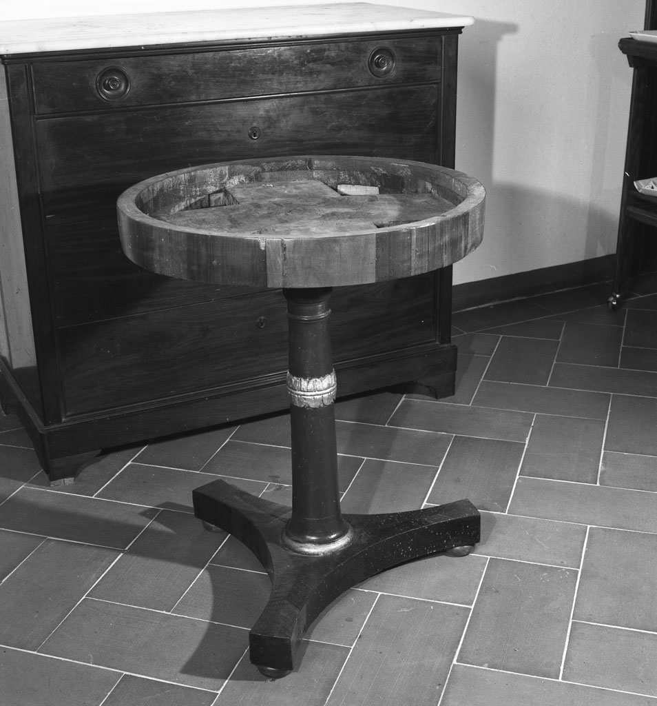 tavolino da thè, opera isolata - bottega toscana (primo quarto sec. XIX)