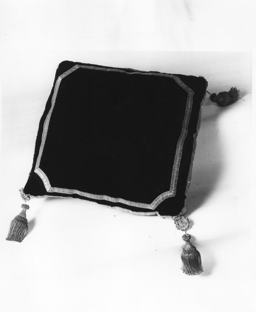 cuscino funebre, opera isolata - manifattura toscana (sec. XIX)