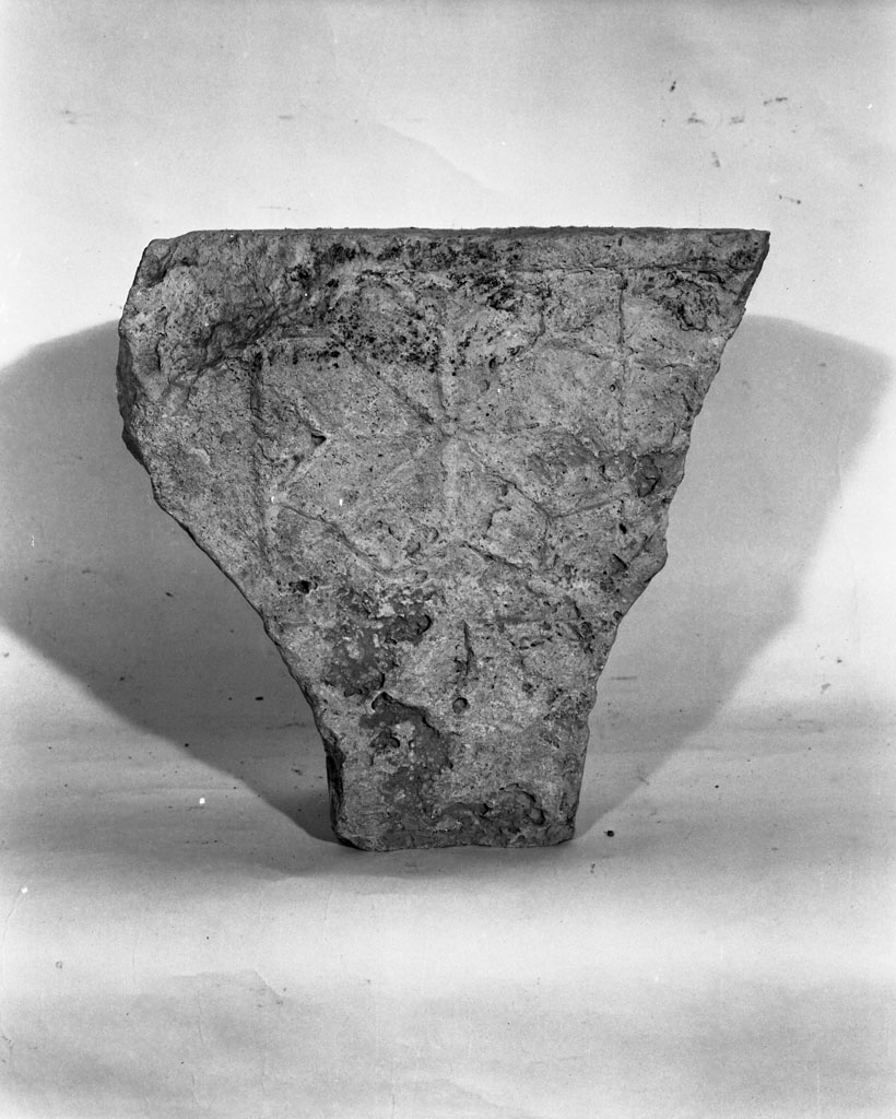 motivo decorativo a rosette (rilievo, frammento) - bottega cortonese (inizio sec. XII)