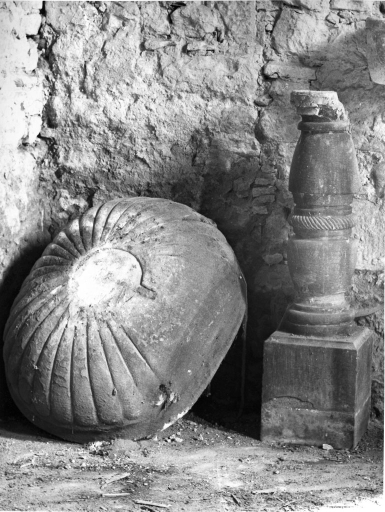 acquasantiera - a fusto, frammento - bottega toscana (fine/inizio secc. XVIII/ XIX)
