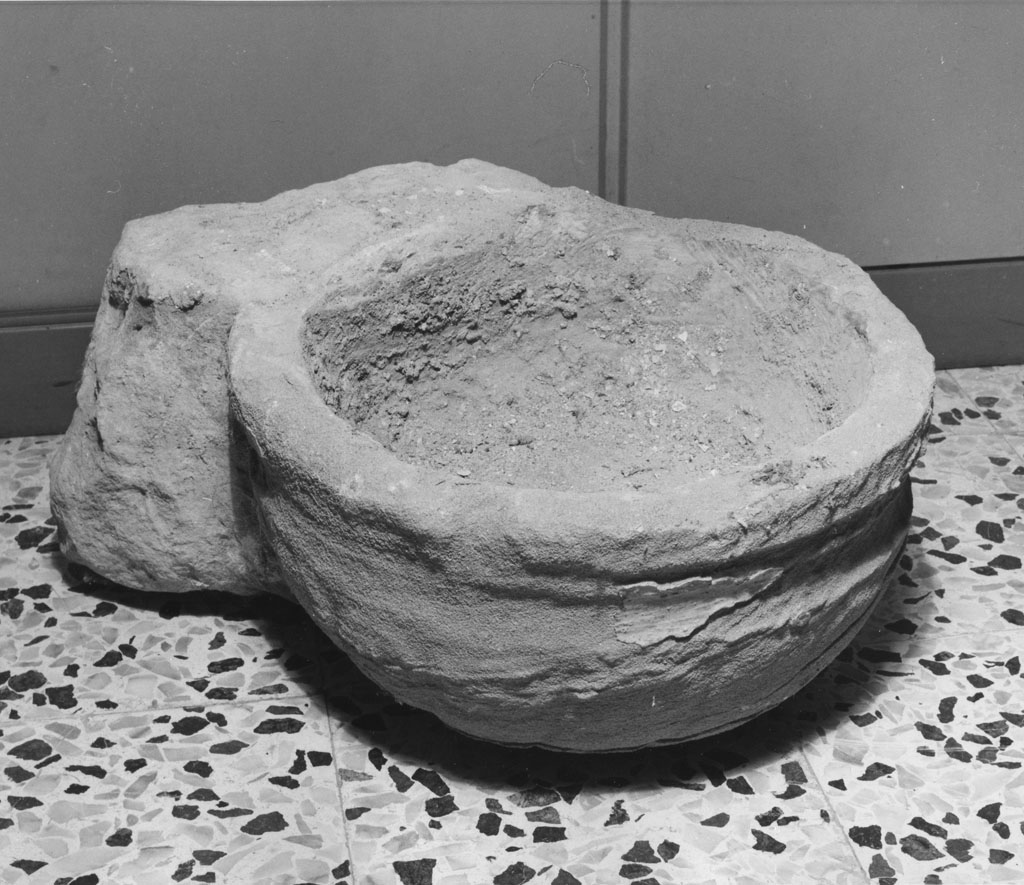 acquasantiera da parete - bottega toscana (sec. XVII)