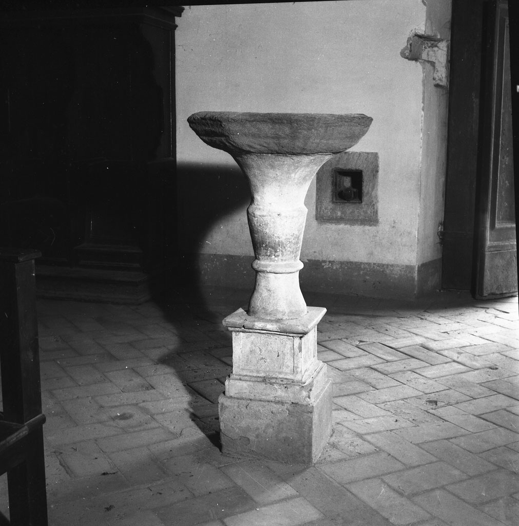 acquasantiera - a fusto - bottega toscana (seconda metà sec. XVII)