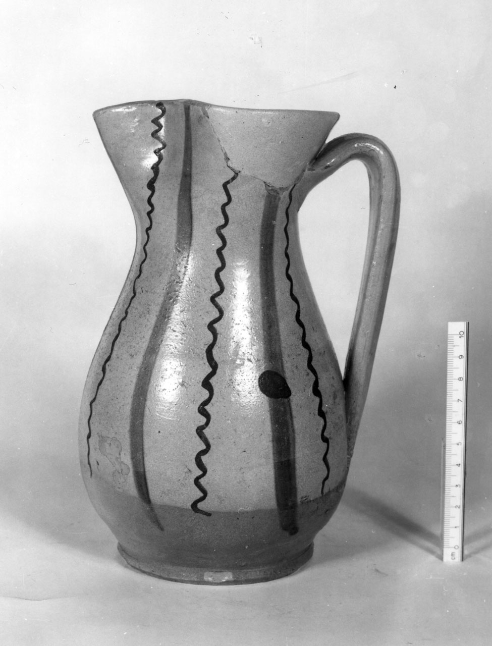 Linee verticali dritte ed ondulate, motivi decorativi geometrici (boccale, opera isolata) - bottega aretina (prima metà sec. XV)