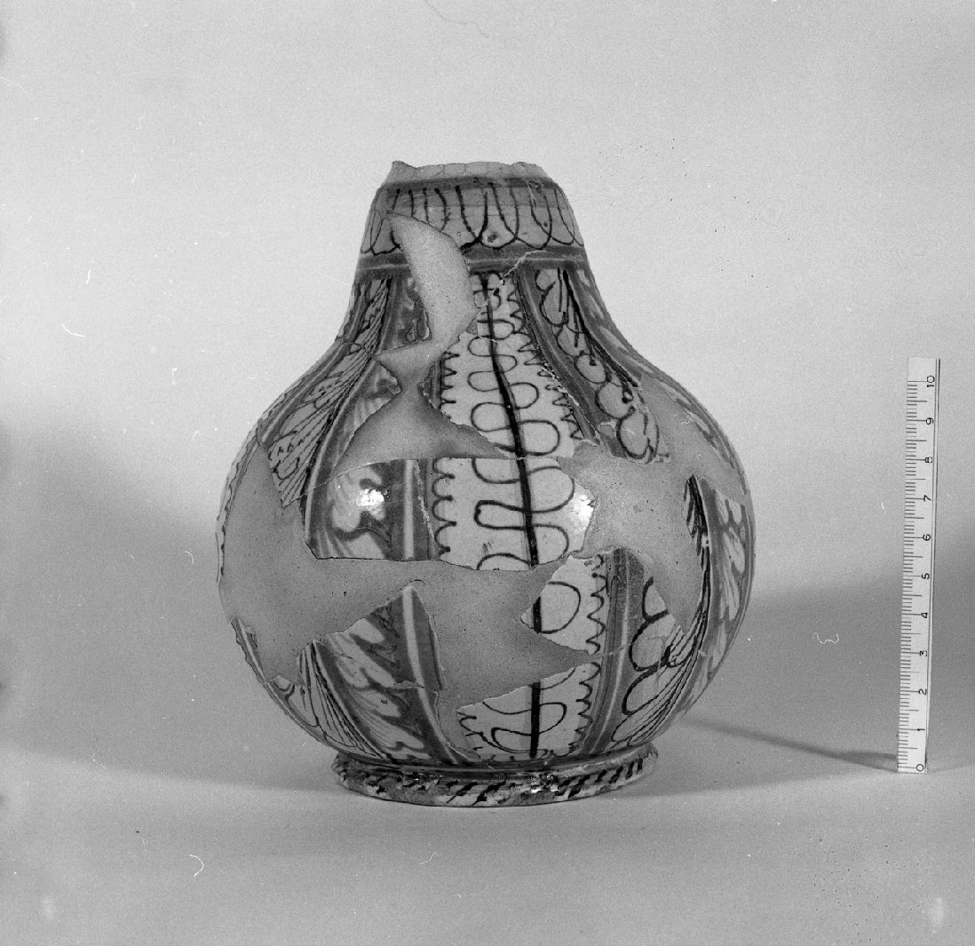 Foglie stilizzate a graticcio e cerchi, motivi decorativi geometrici e vegetali (boccale, opera isolata) - bottega aretina (prima metà sec. XV)