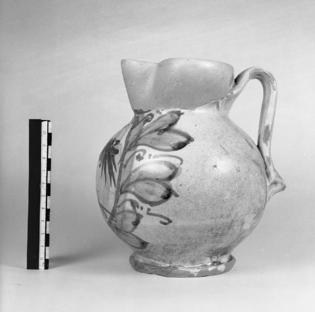 Motivi vegetali un medaglione incorniciato da foglie, motivi decorativi vegetali (boccale, opera isolata) - bottega toscana (sec. XVII)