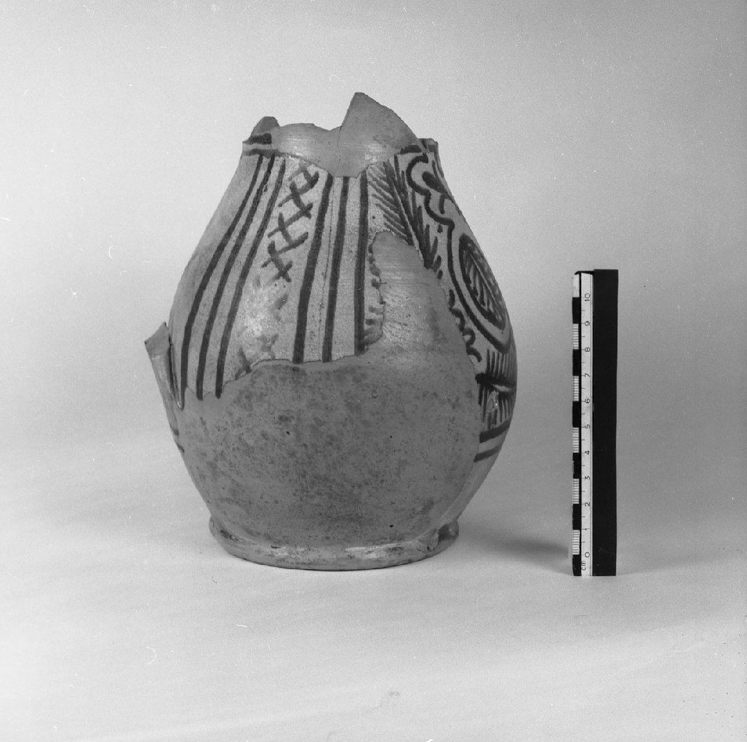 Specchio con elemento polilobato a foglia al centro; ai lati palme (?) negli specchi laterali, crocette, motivi decorativi vegetali (boccale, opera isolata) - bottega umbra (sec. XVI)