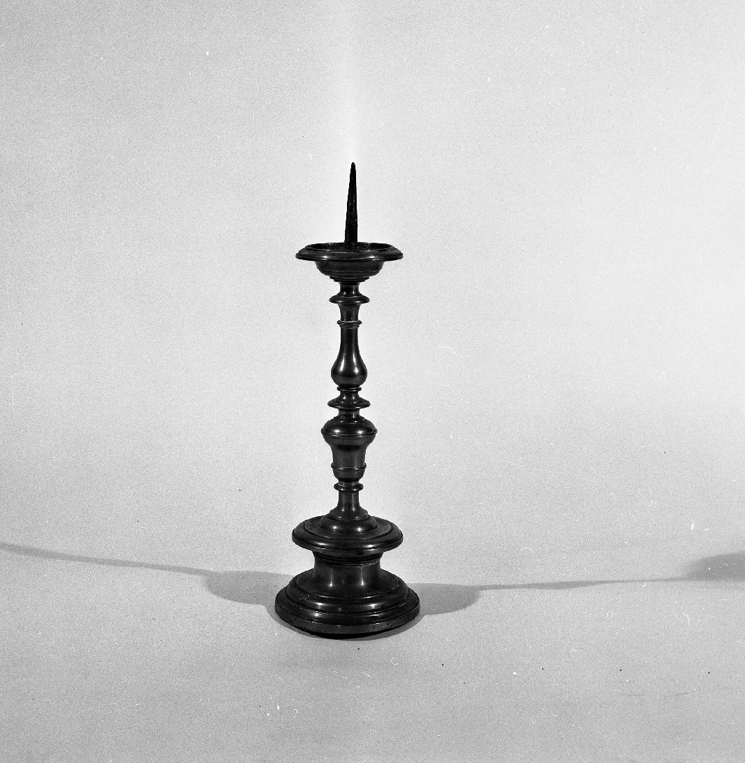 candeliere - bottega toscana (fine/inizio secc. XVII/ XVIII)