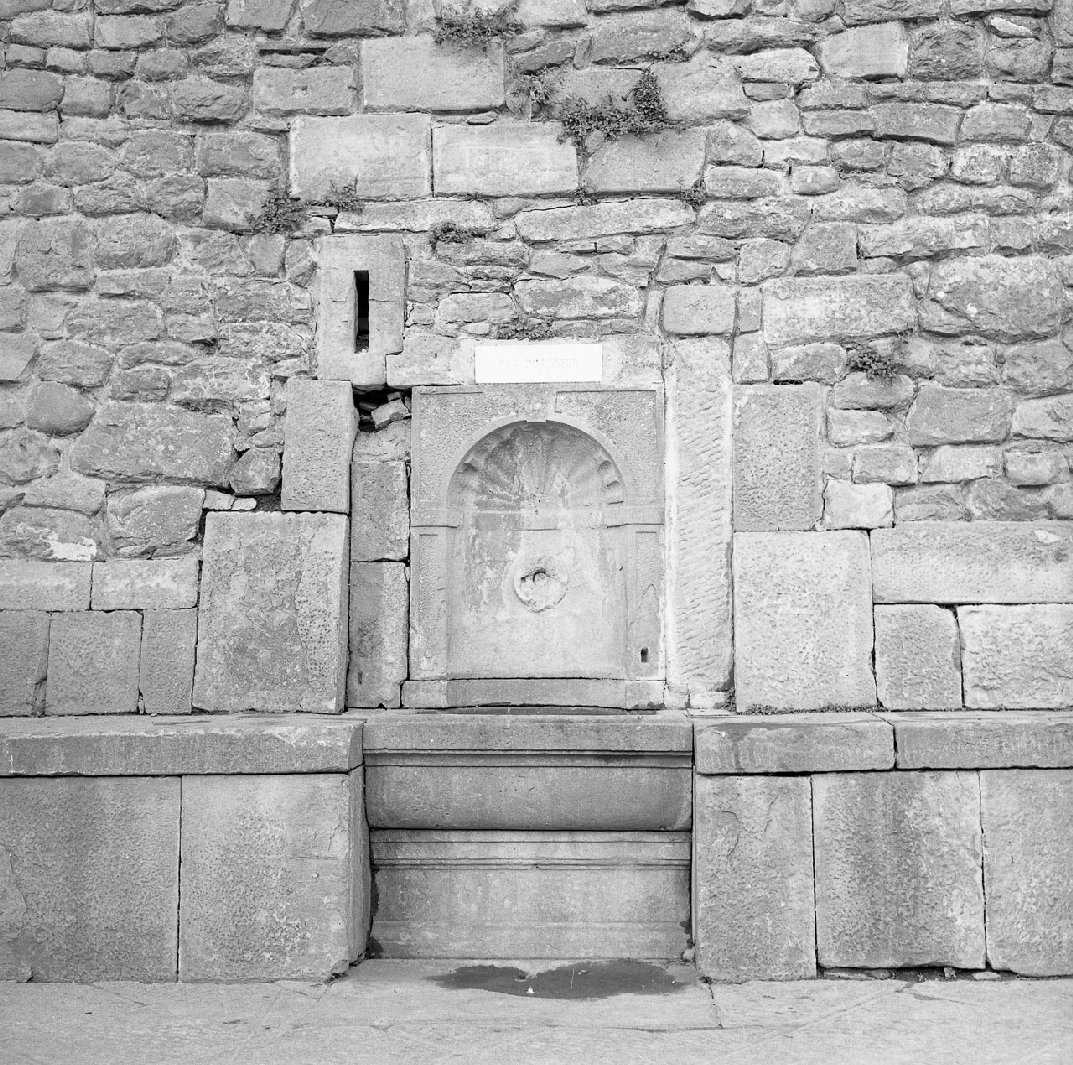 fontana - a muro - bottega toscana (sec. XVIII)