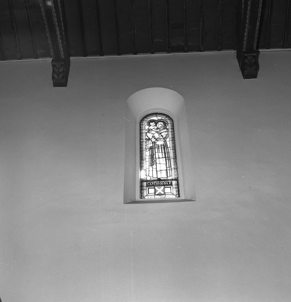 Sant'Antonio da Padova con il bambino (vetrata) - bottega toscana (sec. XX)