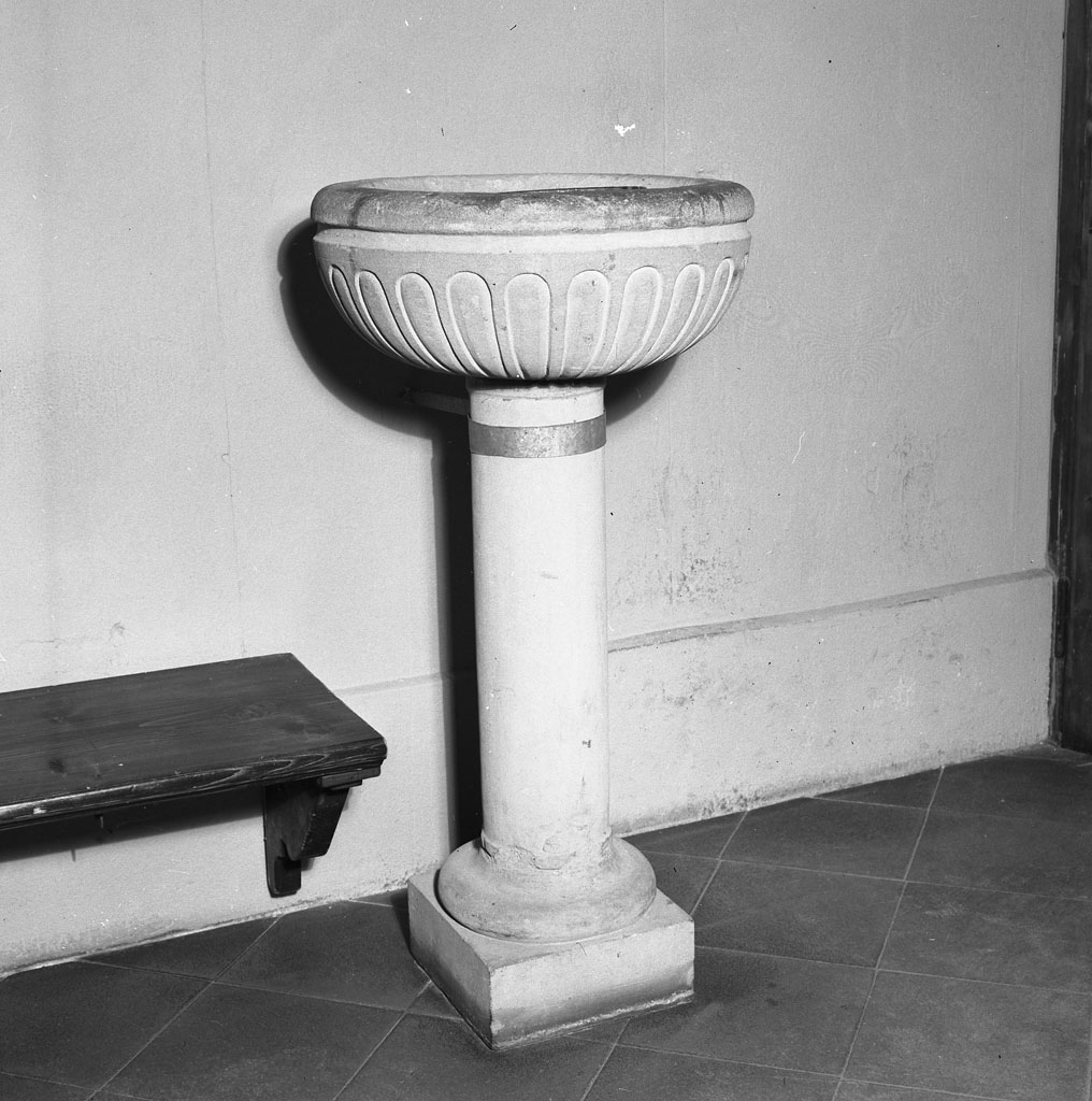 acquasantiera - a fusto - bottega toscana (prima metà sec. XX)