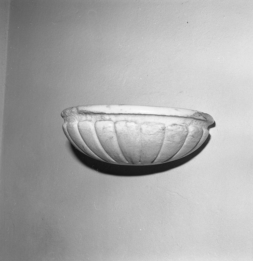 acquasantiera da parete - bottega toscana (sec. XVIII)