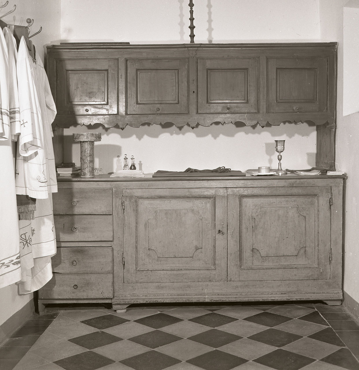 mobile da sacrestia con alzata - bottega toscana (fine/inizio secc. XVIII/ XIX)