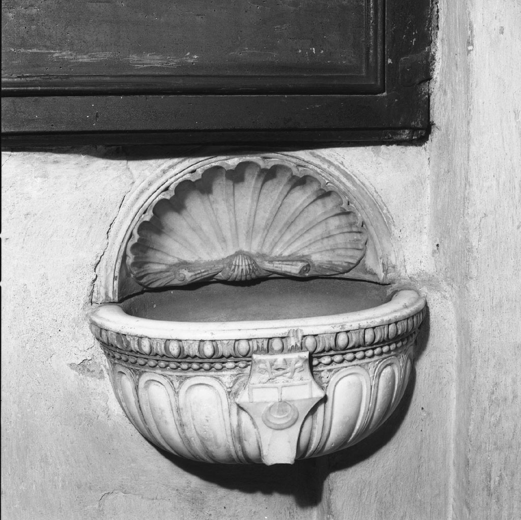 acquasantiera - a conchiglia - bottega fiorentina (seconda metà sec. XV)