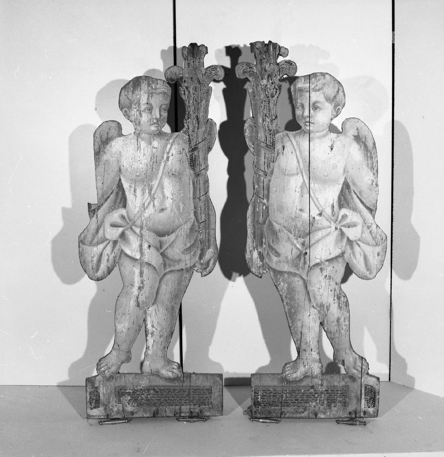 angelo reggicandelabro (dipinto) - ambito marchigiano (metà sec. XVIII)