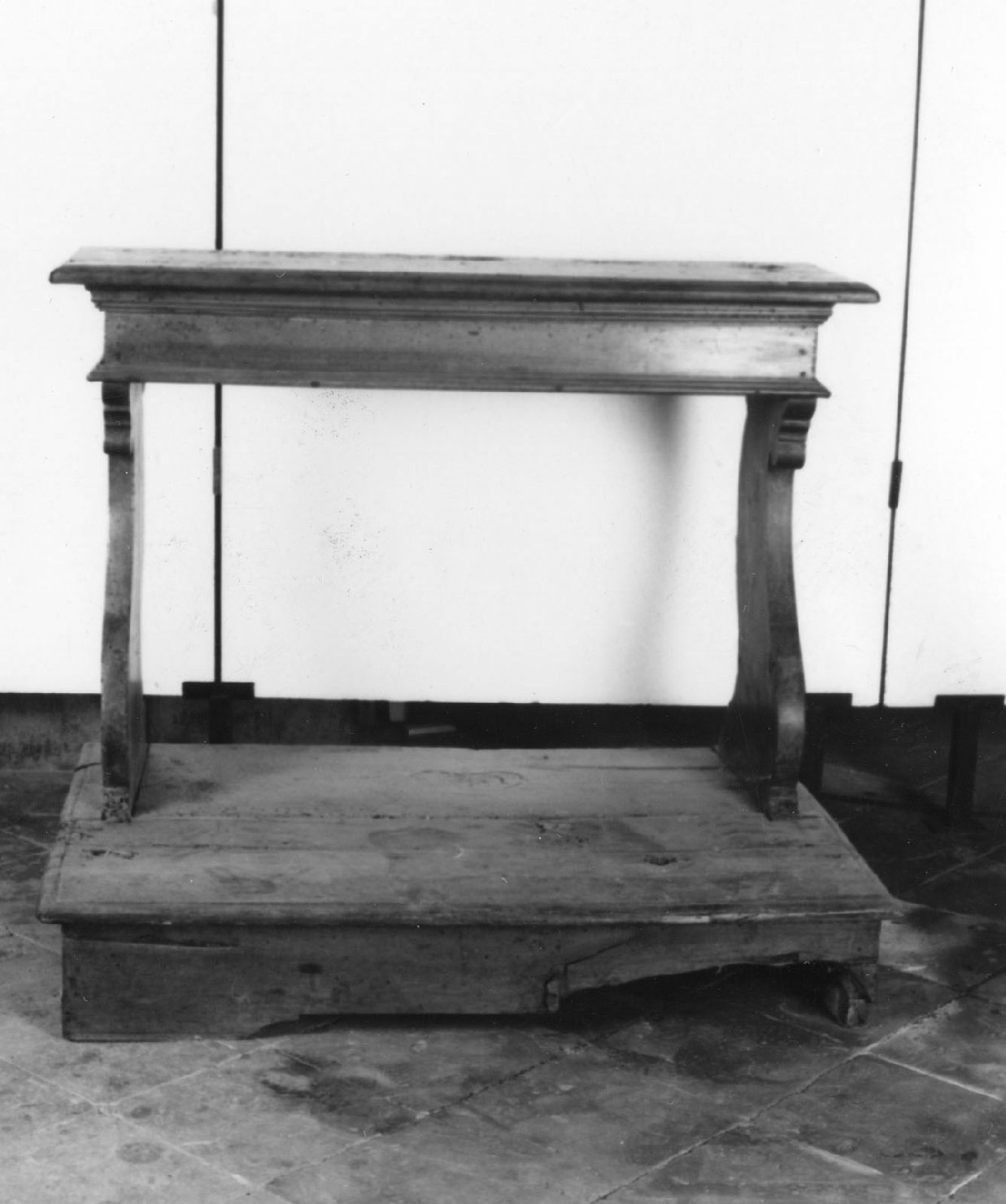 inginocchiatoio - a montanti sagomati - bottega toscana (seconda metà sec. XVIII)