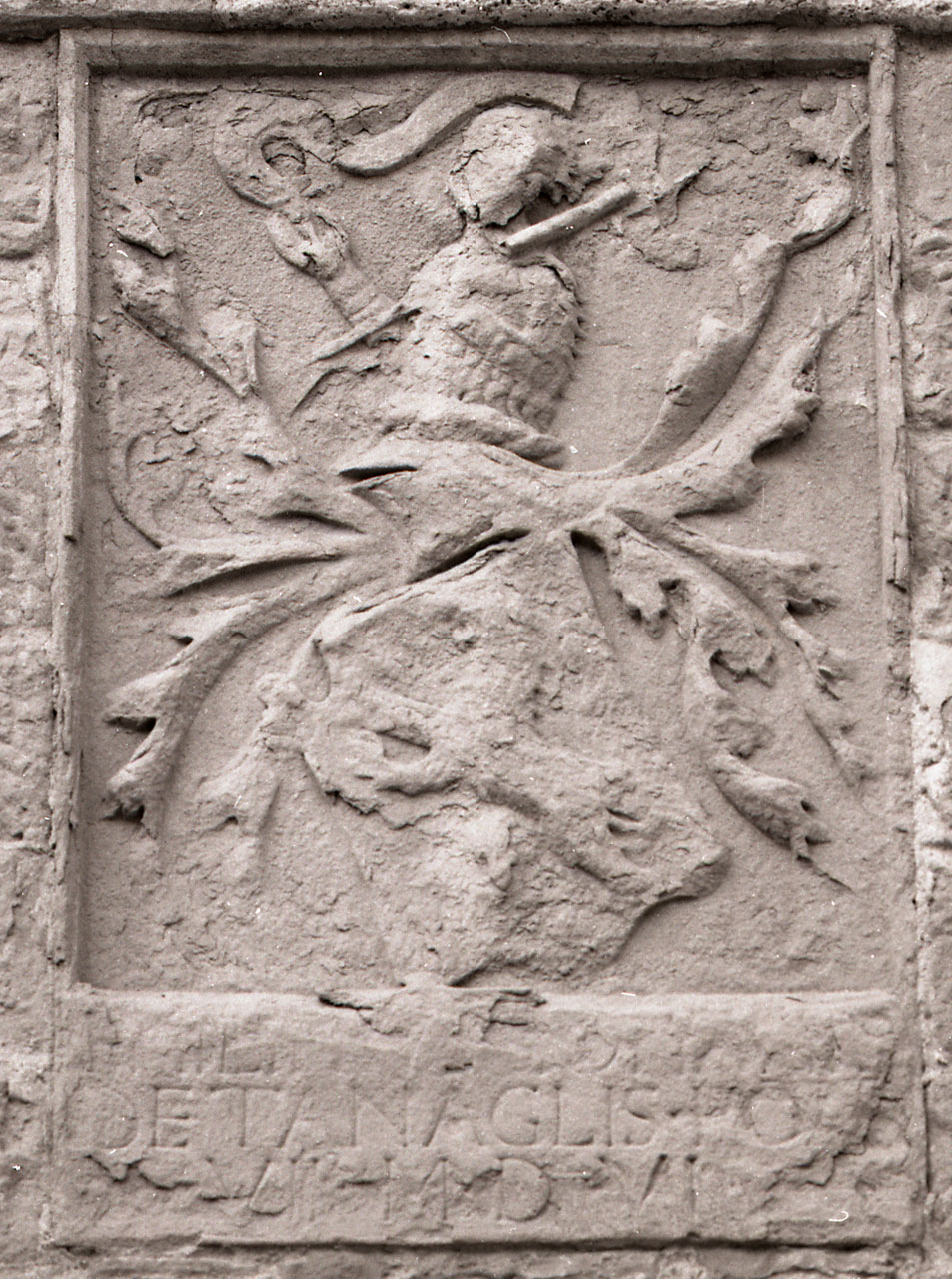 stemma gentilizio con cimiero della famiglia Tanagli (scultura, opera isolata) - bottega toscana (sec. XVI)