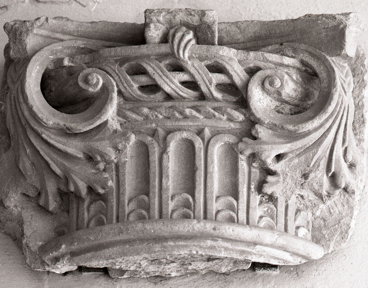capitello di colonna, frammento - bottega toscana (prima metà sec. XVI)