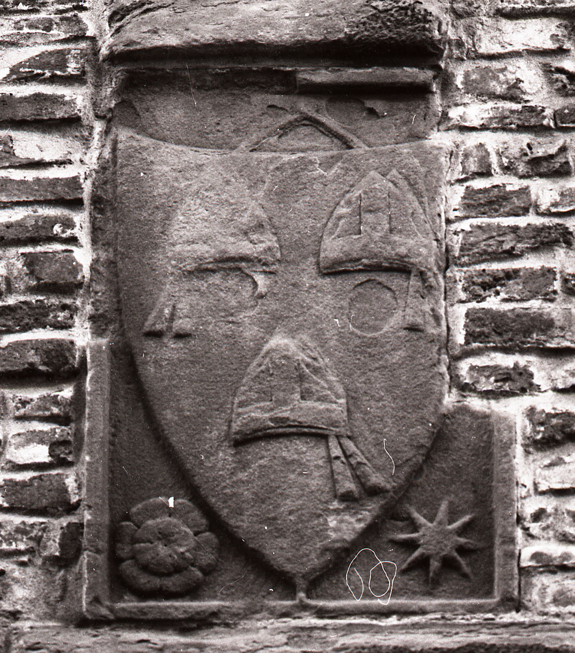 stemma gentilizio di Guido Tarlati (scultura, opera isolata) - bottega aretina (sec. XIV)