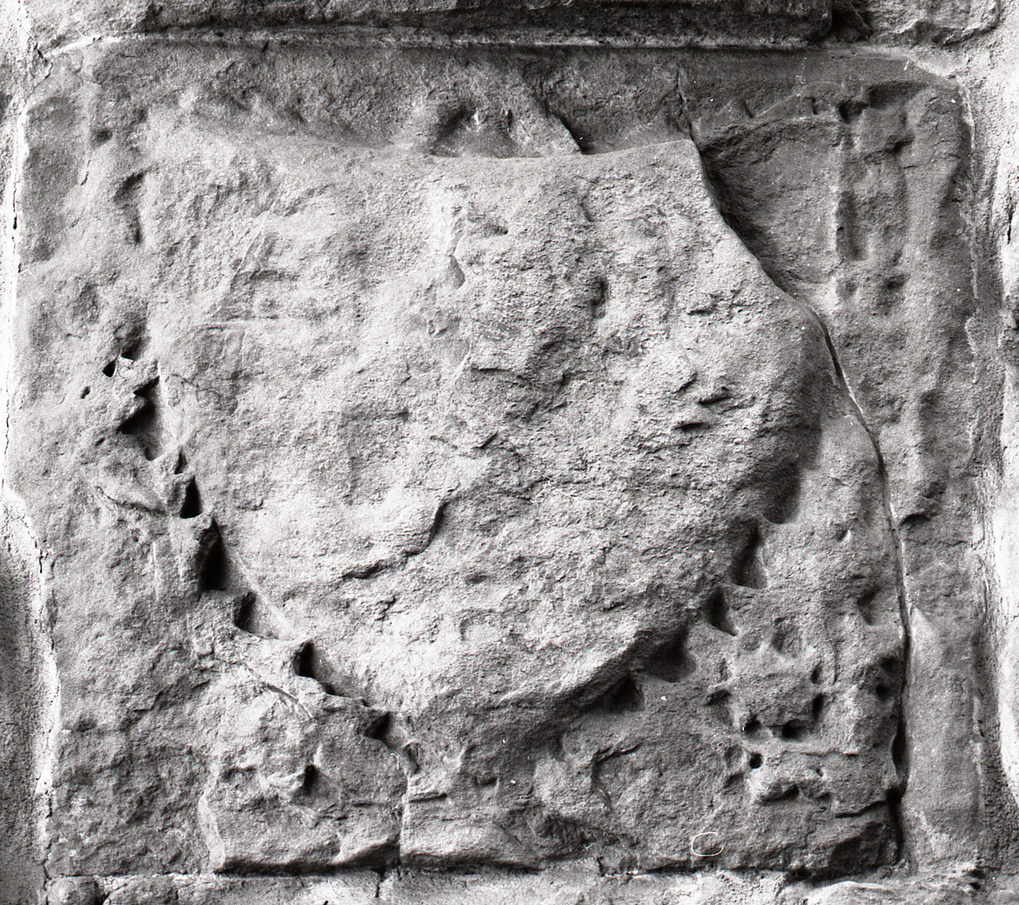 stemma gentilizio (scultura, opera isolata) - bottega aretina (prima metà sec. XV)