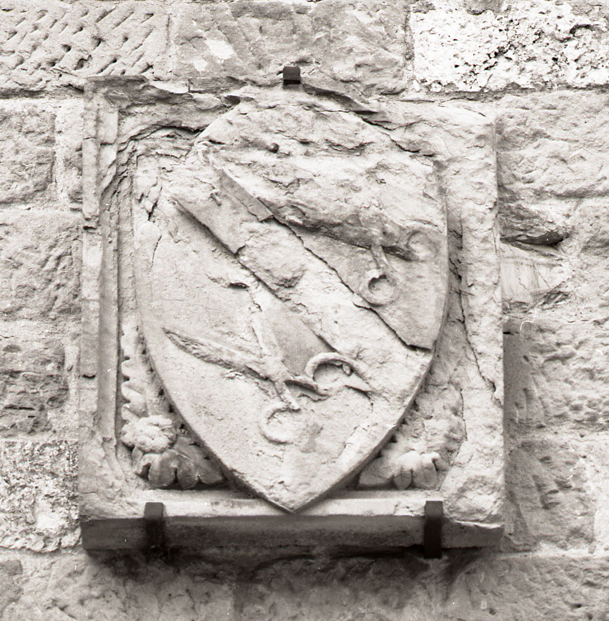 stemma gentilizio di Pini della Tosa (scultura, opera isolata) - bottega toscana (fine/inizio secc. XIV/ XV)