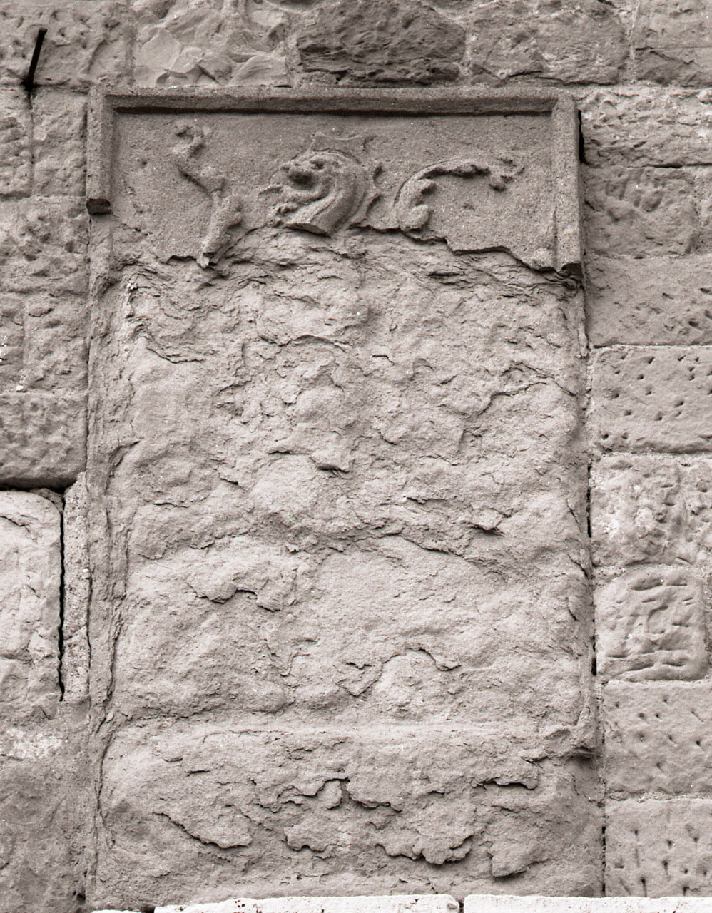 stemma gentilizio (scultura, opera isolata) - bottega toscana (prima metà sec. XVI)