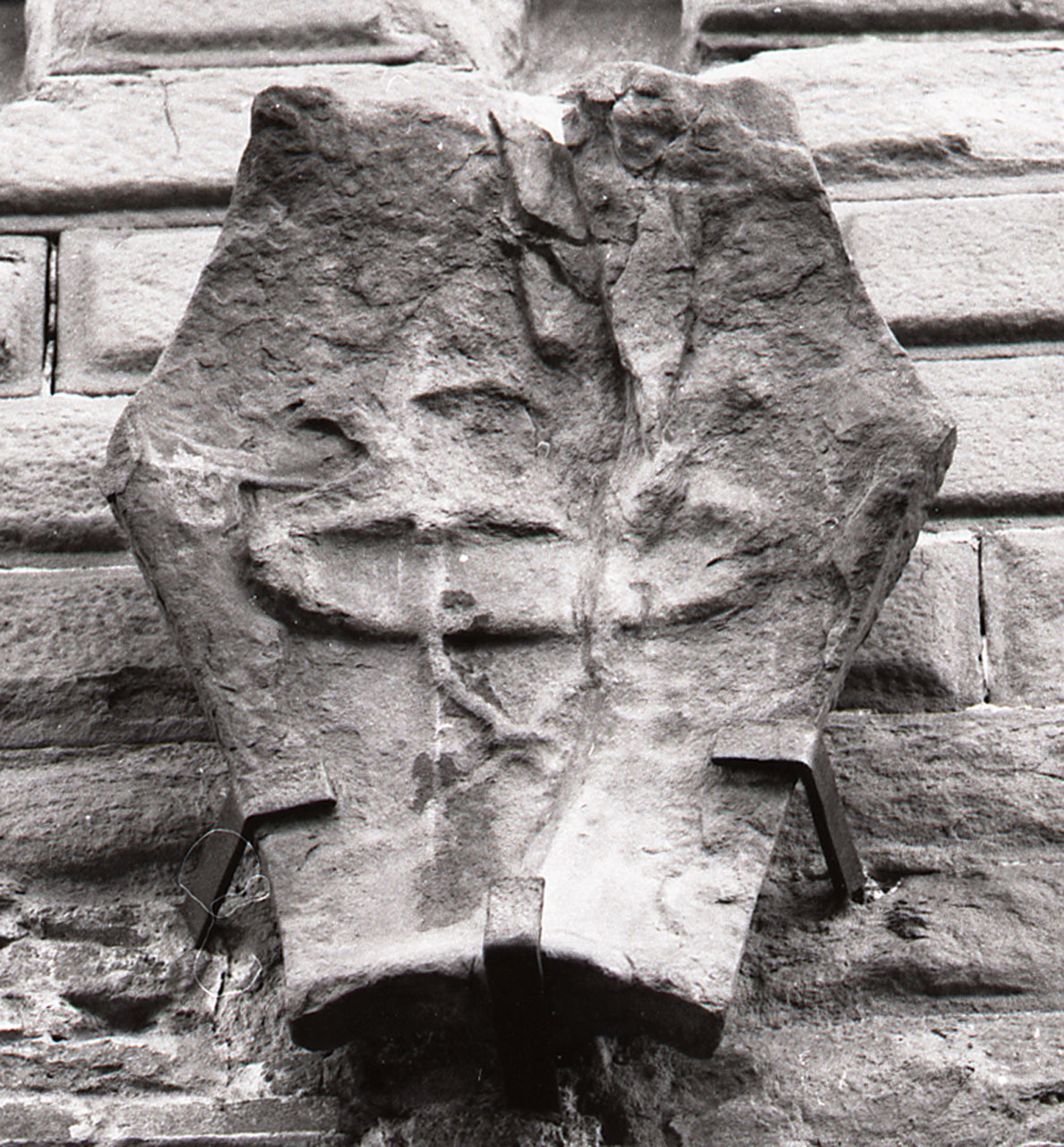 stemma gentilizio (scultura, opera isolata) - bottega toscana (ultimo quarto sec. XV)
