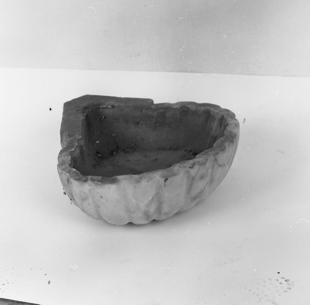 acquasantiera da parete, coppia - bottega toscana (inizio sec. XVIII)