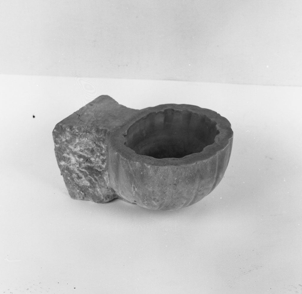 acquasantiera da parete - bottega toscana (metà sec. XVIII)