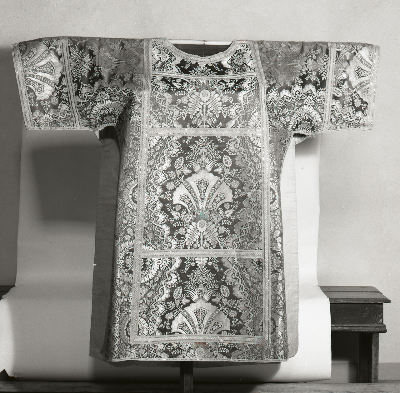 tunicella - manifattura italiana, manifattura francese (prima metà sec. XVIII)